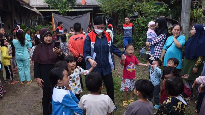 Relawan Pertamina Peduli Gelar Trauma Healing Bagi Pengungsi di Posko Utama Desa Mekarsari