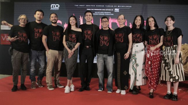 Para pemain film Sewu Dino berfoto bersama usai melakukan acara syukuran di Jakarta, Jumat (2/12). [Suara.com/Oke Atmaja]