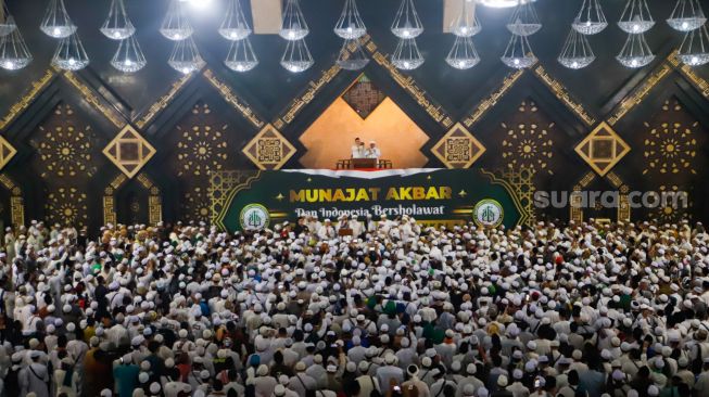 Massa Reuni 212 saat menggelar Munajat Akbar di Masjid Agung At-tin, Jakarta Timur, Jumat (2/12/2022). [Suara.com/Alfian Winanto]