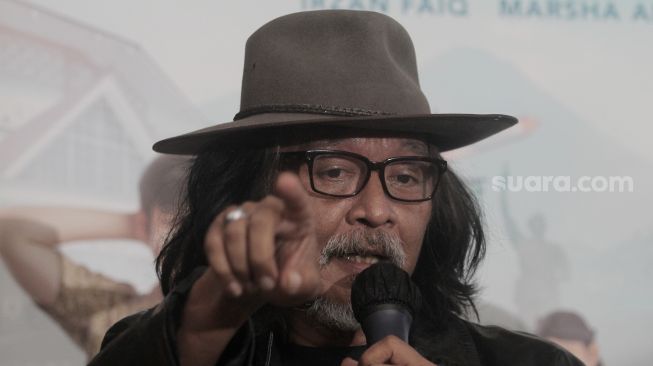 Sujiwo Tejo saat ditemui di Jakarta, Kamis (2/12). [Suara.com/Oke Atmaja]