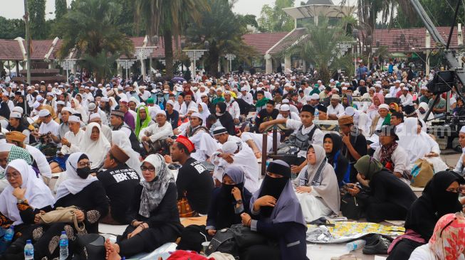 Massa Reuni 212 saat menggelar Munajat Akbar di Masjid Agung At-tin, Jakarta Timur, Jumat (2/12/2022). [Suara.com/Alfian Winanto]