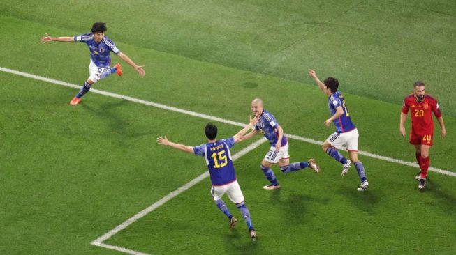 Selebrasi para pemain Jepang setelah menjebol gawang Spanyol di pertandingan terakhir grup E Piala Dunia Qatar 2022 (flashscore.com)