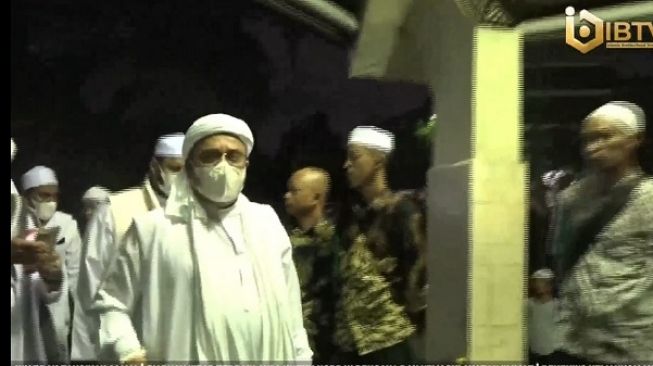 Habib Rizieq Shihab menghadiri Reuni Mujahid 212 yang digelar di  Masjid At-Tin, TMII Jakarta Timur, pada Jumat (2/12/2022) dini hari. [Bidik layar/Yaumal]