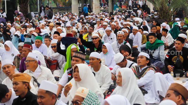 Massa Reuni 212 saat menggelar Munajat Akbar di Masjid Agung At-tin, Jakarta Timur, Jumat (2/12/2022). [Suara.com/Alfian Winanto]