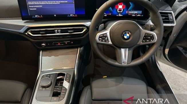 Semua varian BMW Seri 3 terbaru kini hadir dalam transmisi 8-percepatan dengan tuas transmisi yang baru dan hadir sebagai standar [ANTARA/Maria Cicilia Galuhteptronic]. 