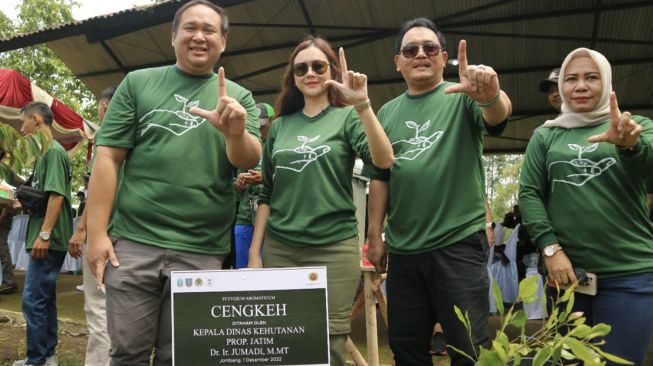 Sampoerna Kayoe melaksanakan Program penanaman di areal konservasi dengan total luas lebih dari 19 Ha, dengan pembagian bibit tanaman Multi-Purpose Tree Species seperti bibit durian, alpukat, cengkeh, dan manggis sebanyak 3.198 bibit. (Dok: Sampoerna Kayoe)