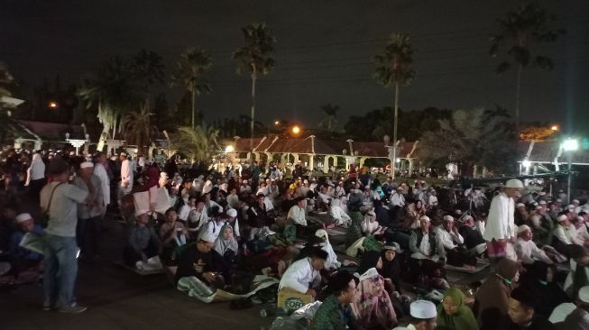 Massa Reuni 212 mulai berduyun-duyun ke Masjid At Tiin, Taman Mini Indonesia Indah (TMII) di Jakarta Timur pada Jumat (2/12/2022) dini hari. [Suara.com/Yaumal] 