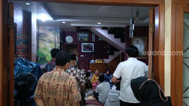 Sejumlah kerabat, tetangga, hingga sanak keluarga berdatangan melakukan takziah ke rumah duka almarhum Mantan Menteri ATR/BPN, Ferry Mursyidan Baldan di Kawasan Kemanggisan, Jakarta Barat, Jumat (2/12/2022). (Suara.com/Bagaskara)