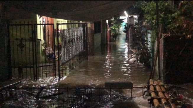 Petukangan Utara Jaksel Terendam Banjir, Warga Bermalam Bareng Ayam dan Burung Peliharaan