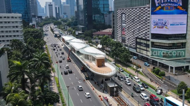 Foto udara proyek revitalisasi Halte Tosari di Jalan Jenderal Sudirman, Jakarta Pusat, Jumat (2/12/2022). [Suara.com/Alfian Winanto]