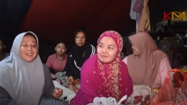 Teteh cantik yang diajak ngobrol oleh Dedi Mulyadi di tenda pengungsian gempa Cianjur [Youtube/Kang Dedi Mulyadi Channel]