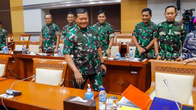 Kepala Staf TNI Angkatan Laut (KASAL) Laksamana Yudo Margono saat tiba untuk mengikuti uji kelayakan dan kepatutan calon panglima TNI di Komisi I DPR, Kompleks Parlemen, Senayan, Jakarta Pusat, Jumat (2/12/2022). [Suara.com/Alfian Winanto]