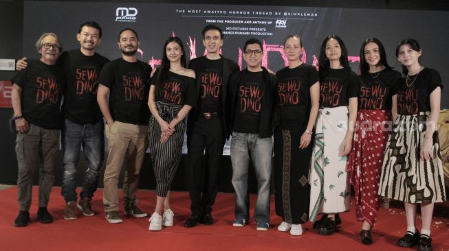 Para pemain film Sewu Dino berfoto bersama usai melakukan acara syukuran di Jakarta, Jumat (2/12). [Suara.com/Oke Atmaja]