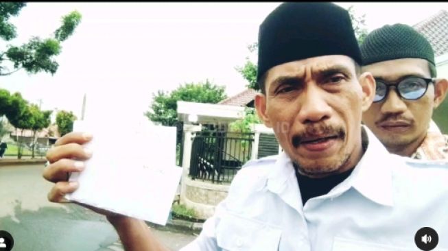 Kalah Pemilihan, Pria Berpeci Ngamuk Minta Amplop Dibalikin: Tolong Diingat, Si Bangor Jangan Dipermainkan!