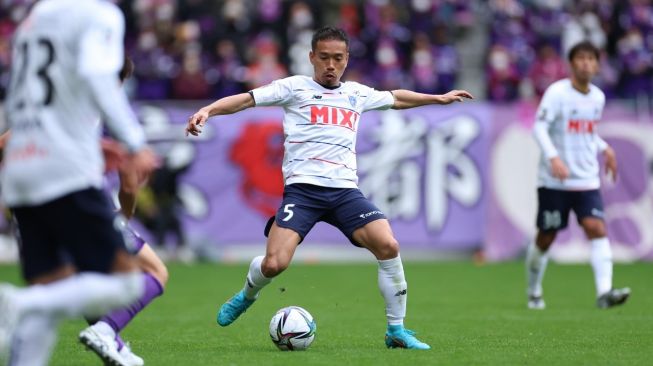 Bek kiri timnas Jepang yang bermain untuk FC Tokyo, Yuto Nagatomo. [J League]