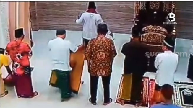 Kasus pria misterius yag menganiaya imam masjid di kawasan Pondok Gede saat memimpin salat. (tangkapan layar/ist)