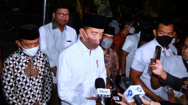 Presiden RI Joko Widodo atau Jokowi bertakziah ke rumah duka eks Menteri ATR/BPN Ferry Mursyidan Baldan di Kawasan Slipi, Jakarta Barat, Jumat (2/12/2022) malam. [Foto: Rusman - Biro Pers Sekretariat Presiden]