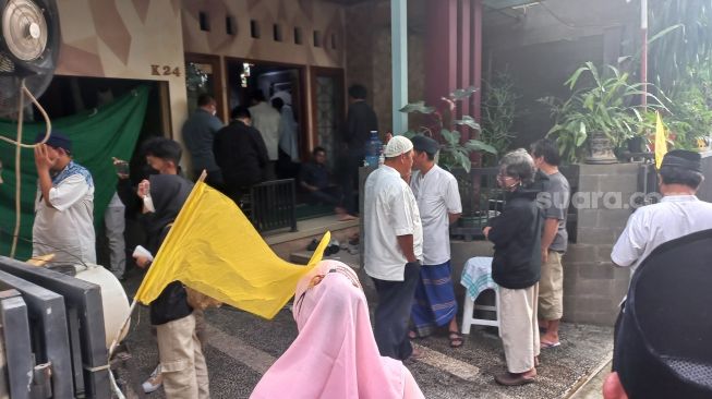 Sejumlah kerabat, tetangga, hingga sanak keluarga berdatangan melakukan takziah ke rumah duka almarhum Mantan Menteri ATR/BPN, Ferry Mursyidan Baldan di Kawasan Kemanggisan, Jakarta Barat, Jumat (2/12/2022). (Suara.com/Bagaskara)