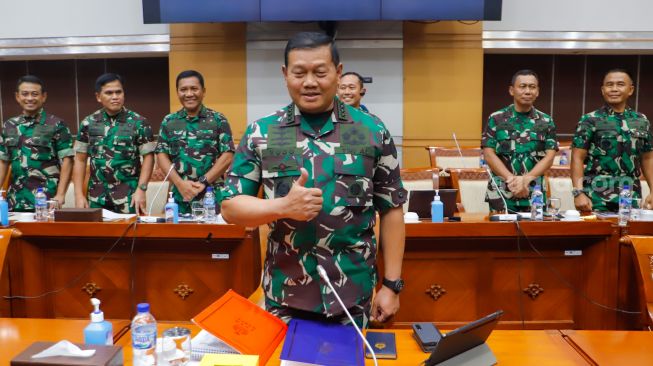 Kepala Staf TNI Angkatan Laut (KASAL) Laksamana Yudo Margono memberi salam sebelum mengikuti uji kelayakan dan kepatutan calon panglima TNI di Komisi I DPR, Kompleks Parlemen, Senayan, Jakarta Pusat, Jumat (2/12/2022). [Suara.com/Alfian Winanto]