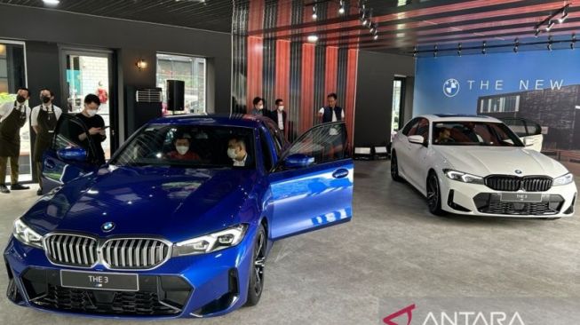 Peluncuran mobil BMW Seri 320i M Sport dan 330i M Sport Pro di Plaza Senayan, Jakarta, Jumat (2/12/2022) (ANTARA/Maria Cicilia Galuh)
