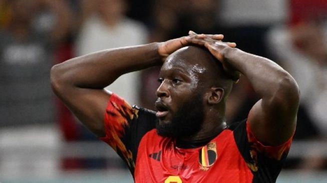 Gestur pemain Belgia Romelu Lukaku setelah gagal mencetak gol ke gawang Kroasia di matchday ketiga Grup F Piala Dunia 2022 di Ahmed bin Ali Stadium, Kamis (1/12/2022). [AFP]