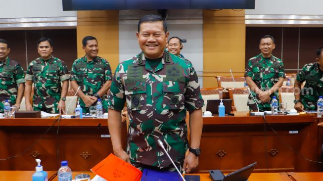 Kepala Staf TNI Angkatan Laut (KASAL) Laksamana Yudo Margono memberi salam sebelum mengikuti uji kelayakan dan kepatutan calon panglima TNI di Komisi I DPR, Kompleks Parlemen, Senayan, Jakarta Pusat, Jumat (2/12/2022). [Suara.com/Alfian Winanto]