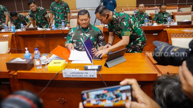 Kepala Staf TNI Angkatan Laut (KASAL) Laksamana Yudo Margono sebelum mengikuti uji kelayakan dan kepatutan calon panglima TNI di Komisi I DPR, Kompleks Parlemen, Senayan, Jakarta Pusat, Jumat (2/12/2022). [Suara.com/Alfian Winanto]