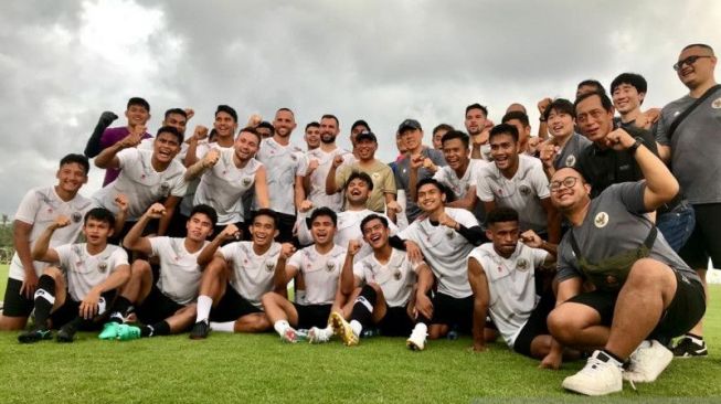 Menteri Pemuda dan Olahraga Republik Indonesia (Menpora) Zainudin Amali berfoto bersama pemain timnas sepak bola senior, Pelatih Timnas Indonesia Shin Tae-yong, dan beberapa official, pada sela-sela sesi latihan di Training Ground Bali United, Pantai Purnama, Gianyar, Bali, Sabtu (3/12/2022). ANTARA/Genta Tenri Mawangi.