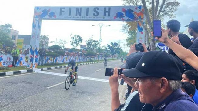 Borong Semua Jersey, Bernard dari BSP Cycling Team Juarai Tour de Siak Etape Satu