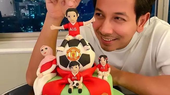 Potret kue ultah suami artis (Instagram/@sonnyseptian)