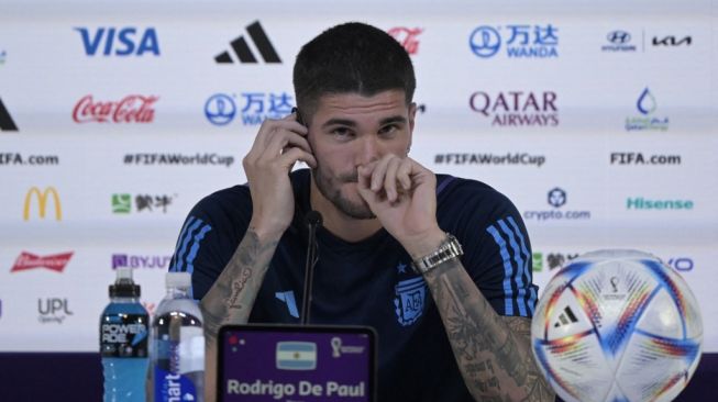 Pemain Argentina Rodrigo De Paul hadiri jumpa pers di QNCC, Doha, Qatar, jelang babak 16 besar Piala Dunia 2022 kontra Australia, Jumat (2/12/2022). [AFP]