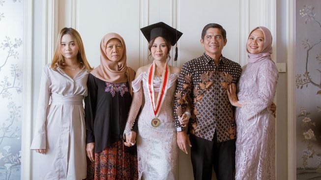 Momen Nadin Amizah wisuda (Instagram/@cakecaine)