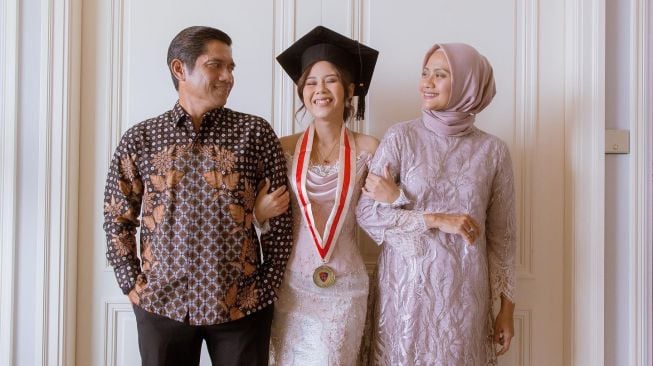 Momen Nadin Amizah wisuda (Instagram/@cakecaine)