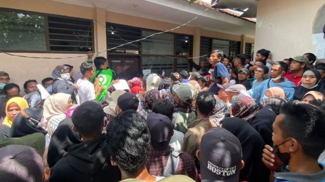 Ribuan Warga Lebak Banten Berdesak-desakan untuk Dapatkan BLT BBM