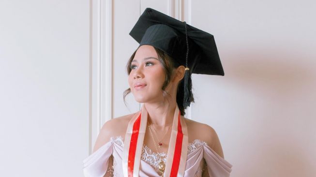 Momen Nadin Amizah wisuda (Instagram/@cakecaine)