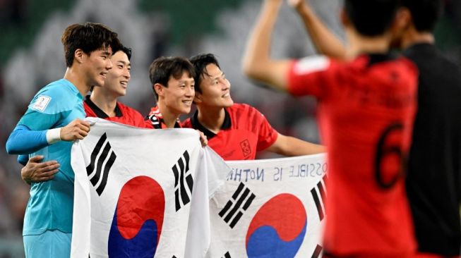 Para pemain Timnas Korea Selatan melakukan selebrasi usai laga Piala Dunia 2022 kontra Portugal di Stadion Education City, Al Rayyan, Qatar, Jumat (2/12/2022) malam WIB. [PATRICIA DE MELO MOREIRA / AFP]