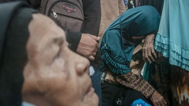 Warga kelelahan saat mengikuti penyaluran Bantuan Langsung Tunai (BLT) di Rangkasbitung, Lebak, Banten, Sabtu (3/11/2022). ANTARA FOTO/Muhammad Bagus Khoiruna