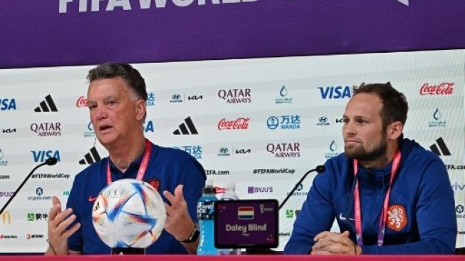 Pelatih Belanda Louis van Gaal memberikan keterangan dalam jumpa pers jelang laga 16 besar Piala Dunia 2022 di QNCC, Doha, Qatar, Sabtu (2/12/2022). [AFP]