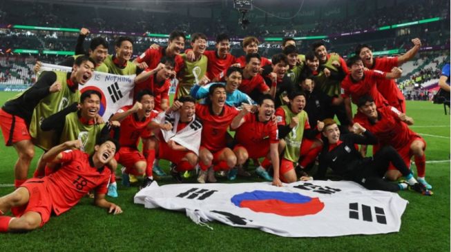 Selebrasi Timnas Korea Selatan Setelah Berhasil Melaju ke Babak 16 Besar Piala Dunia 2022 (REUTERS/Wolfgang Rattay)