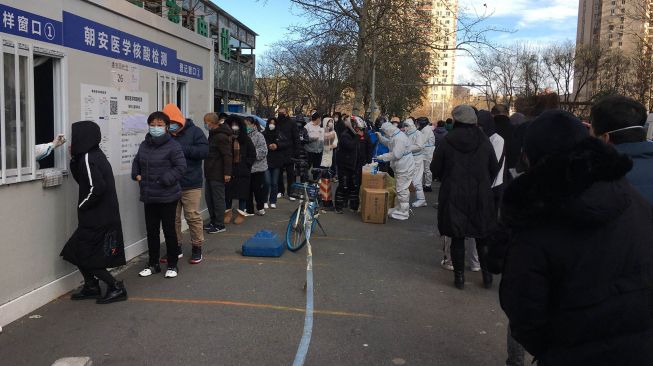 Massa memadati tempat tes PCR di pinggir jalan di Distrik Chaoyang, Kota Beijing, China, Sabtu (3/12) sore, hingga menimbulkan antrean panjang. ANTARA FOTO/M. Irfan Ilmie