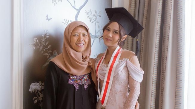 Momen Nadin Amizah wisuda (Instagram/@cakecaine)