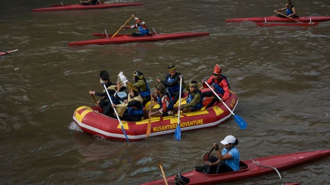 Sejumlah atlet mendayung perahu mereka dalam Festival Dayung Ciliwung di Sungai Ciliwung, Dukuh Atas, Jakarta, Minggu (4/12/2022). [ANTARA FOTO/Sulthony Hasanuddin/aww]
