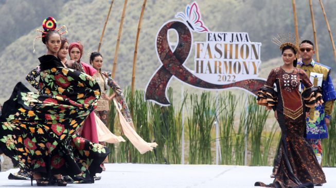 Model memperagakan busana saat East Java Fashion Harmony (EJFH) 2022 di Segoro Wedhi Gunung Batok Kawasan Taman Nasional Bromo Tengger Semeru (TNBTS), Probolinggo, Jawa Timur, Sabtu (3/12/2022). [ANTARA FOTO/Umarul Faruq/hp]