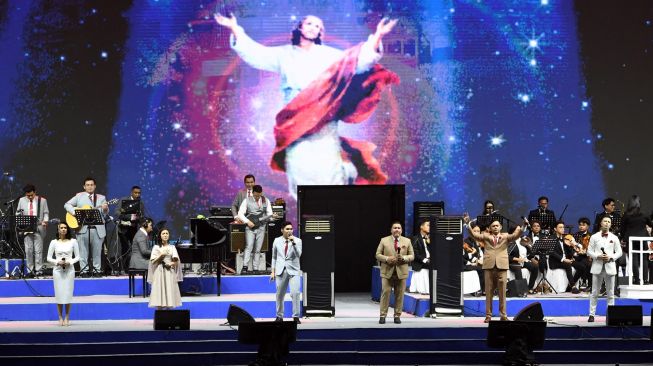 Sejumlah umat Kristiani menyanyikan lagu pujian dalam perayaan Natal Gereja Tiberias Indonesia di Stadion Utama Gelora Bung Karno (SUGBK), Senayan, Jakarta, Sabtu (3/12/2022). [ANTARA FOTO/Aditya Pradana Putra/hp]