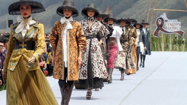 Model memperagakan busana saat East Java Fashion Harmony (EJFH) 2022 di Segoro Wedhi Gunung Batok Kawasan Taman Nasional Bromo Tengger Semeru (TNBTS), Probolinggo, Jawa Timur, Sabtu (3/12/2022). [ANTARA FOTO/Umarul Faruq/hp]