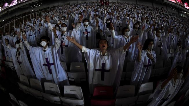 Sejumlah umat Kristiani memanjatkan doa dalam perayaan Natal Gereja Tiberias Indonesia di Stadion Utama Gelora Bung Karno (SUGBK), Senayan, Jakarta, Sabtu (3/12/2022). [ANTARA FOTO/Aditya Pradana Putra/hp]