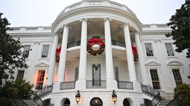 Dekorasi Natal menghiasi Serambi Selatan Gedung Putih di Washington DC, Amerika Serikat, Minggu (27/11/2022). [MANDEL NGAN/AFP]
