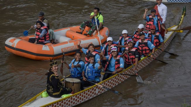 Sejumlah atlet mendayung perahu mereka dalam Festival Dayung Ciliwung di Sungai Ciliwung, Dukuh Atas, Jakarta, Minggu (4/12/2022). [ANTARA FOTO/Sulthony Hasanuddin/aww]
