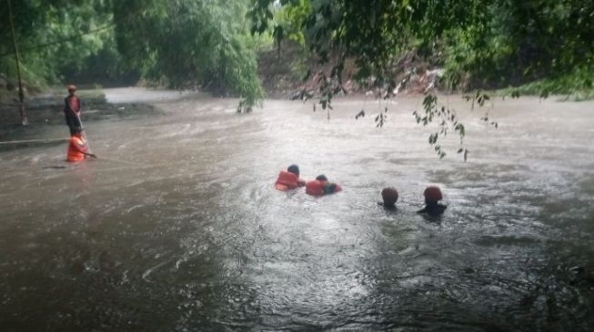 Mandi di Sungai, Empat Pelajar Terseret Air Bah, Satu Hilang Tenggelam