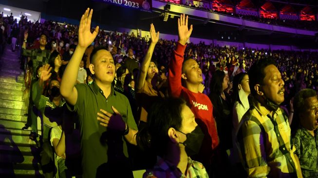 Sejumlah umat Kristiani memanjatkan doa dalam perayaan Natal Gereja Tiberias Indonesia di Stadion Utama Gelora Bung Karno (SUGBK), Senayan, Jakarta, Sabtu (3/12/2022). [ANTARA FOTO/Aditya Pradana Putra/hp]